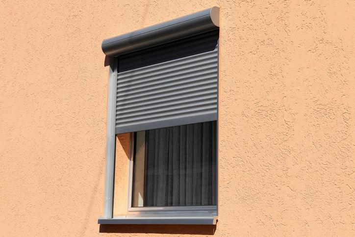 okno z roletą zewnętrzną